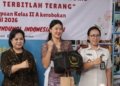 Kepala Dinas Sosial P3A Provinsi Bali dr.A.A Sagung Mas Dwipayani, M.Kes (kiri) dan Kepala Lapas Perempuan Kelas IIA Kerobokan, Ni Luh Putu Andiyani (kanan) bersama salah satu warga Binaan LPP Kerobokan Bali, Selasa (21/4/2026)