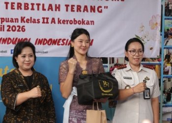 Kepala Dinas Sosial P3A Provinsi Bali dr.A.A Sagung Mas Dwipayani, M.Kes (kiri) dan Kepala Lapas Perempuan Kelas IIA Kerobokan, Ni Luh Putu Andiyani (kanan) bersama salah satu warga Binaan LPP Kerobokan Bali, Selasa (21/4/2026)