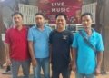 Sekretaris Dewan Pimpinan Daerah (DPD) Advokasi Rakyat untuk Nusantara (ARUN) Bali, Anak Agung Gede Agung Aryawan, S.T., mendampingi dua nasabah LPD Mambal.