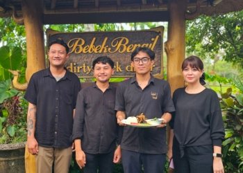 Anak Agung Gede Diva Suputra menunjukkan salah satu menu andalan bebek crispy yang menjadi favorit pengunjung, dengan cita rasa khas dan proses pengolahan khusus.