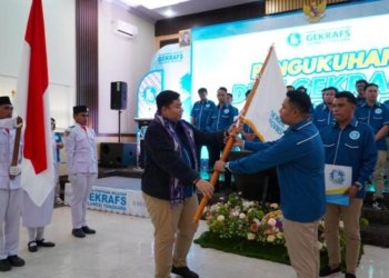 Penyerahan Pataka Kepengurusan Gerakan Ekonomi Kreatif Nasional (Gekrafs) DPW Sulawesi Tenggara Kepada Muhammad Mirad