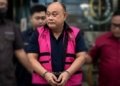 Mantan Kepala Badan Gizi Nasional (BGN), Dadan Hindayana, berada di dalam mobil tahanan di Kejaksaan Agung, Jakarta, Rabu (03/06).
