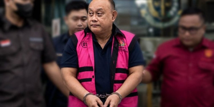 Mantan Kepala Badan Gizi Nasional (BGN), Dadan Hindayana, berada di dalam mobil tahanan di Kejaksaan Agung, Jakarta, Rabu (03/06).