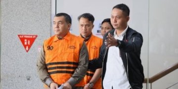 Wakil Menteri Imigrasi dan Pemasyarakatan Silmy Karim berjalan menuju mobil tahanan setelah keluar dari Gedung Merah Putih KPK, Jakarta, Kamis (4/6/2026).