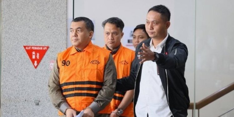 Wakil Menteri Imigrasi dan Pemasyarakatan Silmy Karim berjalan menuju mobil tahanan setelah keluar dari Gedung Merah Putih KPK, Jakarta, Kamis (4/6/2026).