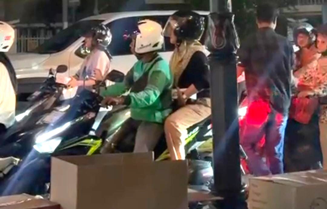 HIPPMAKOTA Kendari Berbagi Di Lampu Merah Mtq