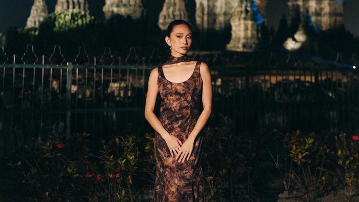NIKI Memukau Nan Estetik Berlatar Candi Prambanan_2