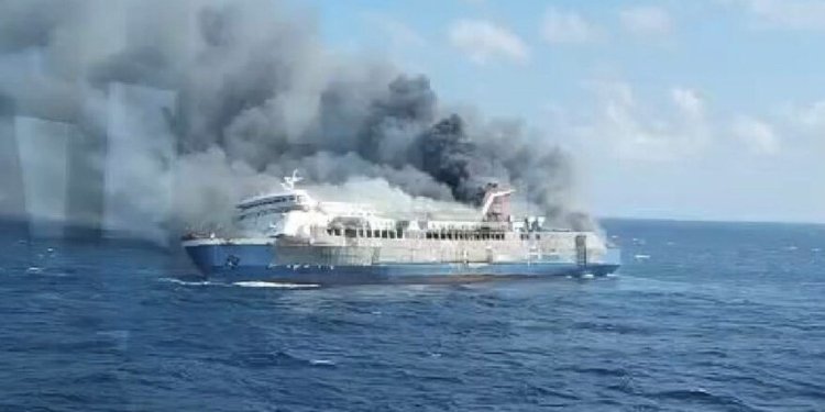 KMP Mutiara Sentosa 2 terbakar di perairan utara Sumenep, Madura_2