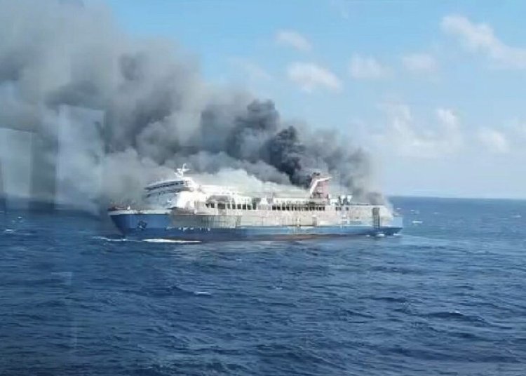 KMP Mutiara Sentosa 2 terbakar di perairan utara Sumenep, Madura_2
