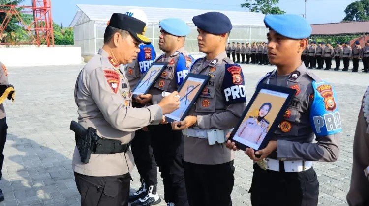 Kapolda Maluku Utara, Irjen Pol. Arif Budiman saat mencoret photo