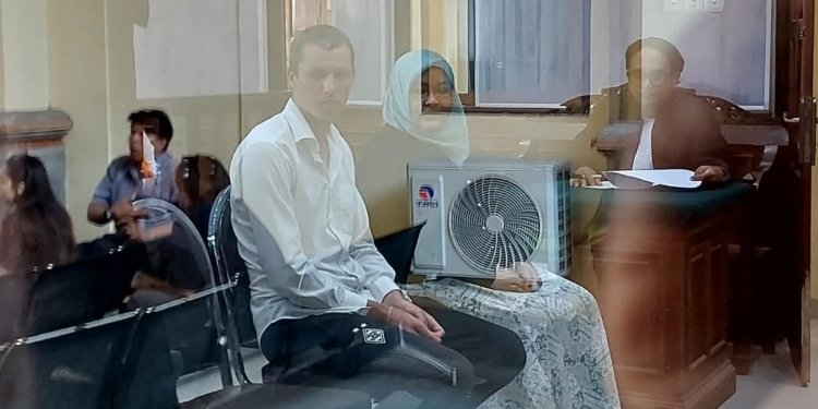 Yuriy Khalilov, didampingi penterjemah Suri Saryani
