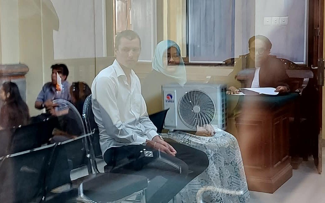 Yuriy Khalilov, didampingi penterjemah Suri Saryani