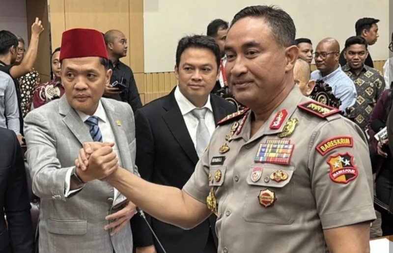 Ketua Komisi III DPR RI, Habiburokhman memberi selamat kepada Komjen Suyudi Ario Seto